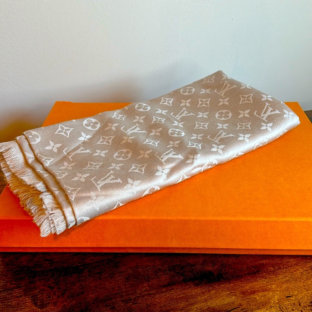 Louis Vuitton Monogram Classic Shawl in pearl grey